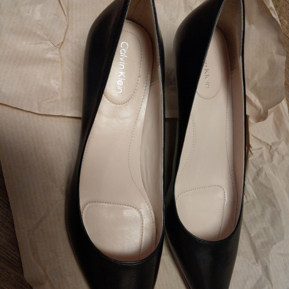 Calvin Klein Tip Toe Low Heel - Picture 2 of 2